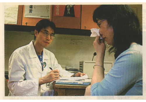 (2001)-成立家庭暴力危機處理小組，派駐社工到醫院急症室a